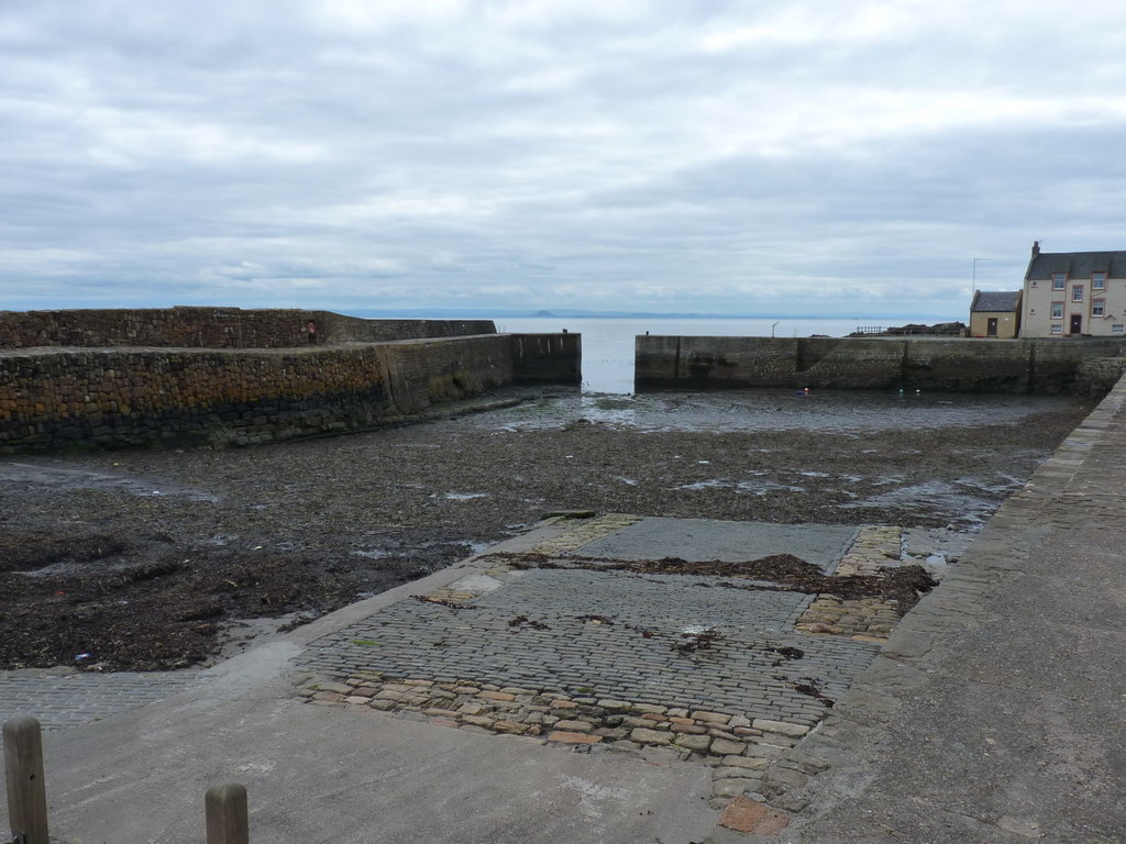 Cellardyke Harbour - Skinfast Haven - at low tide