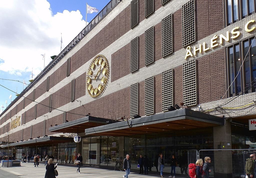 Åhléns City fasad mot Karabergsgatan